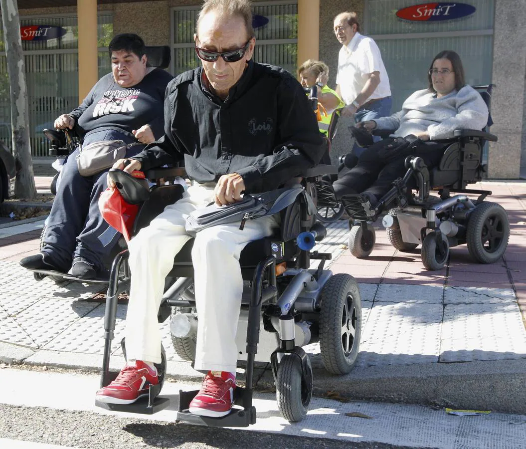 Un grupo de personas en silla de ruedas recorren varias calles de Covaresa, en Valladolid