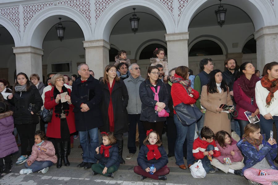 Público en la Procesión General del Viernes Santo en Valladolid (2/3)
