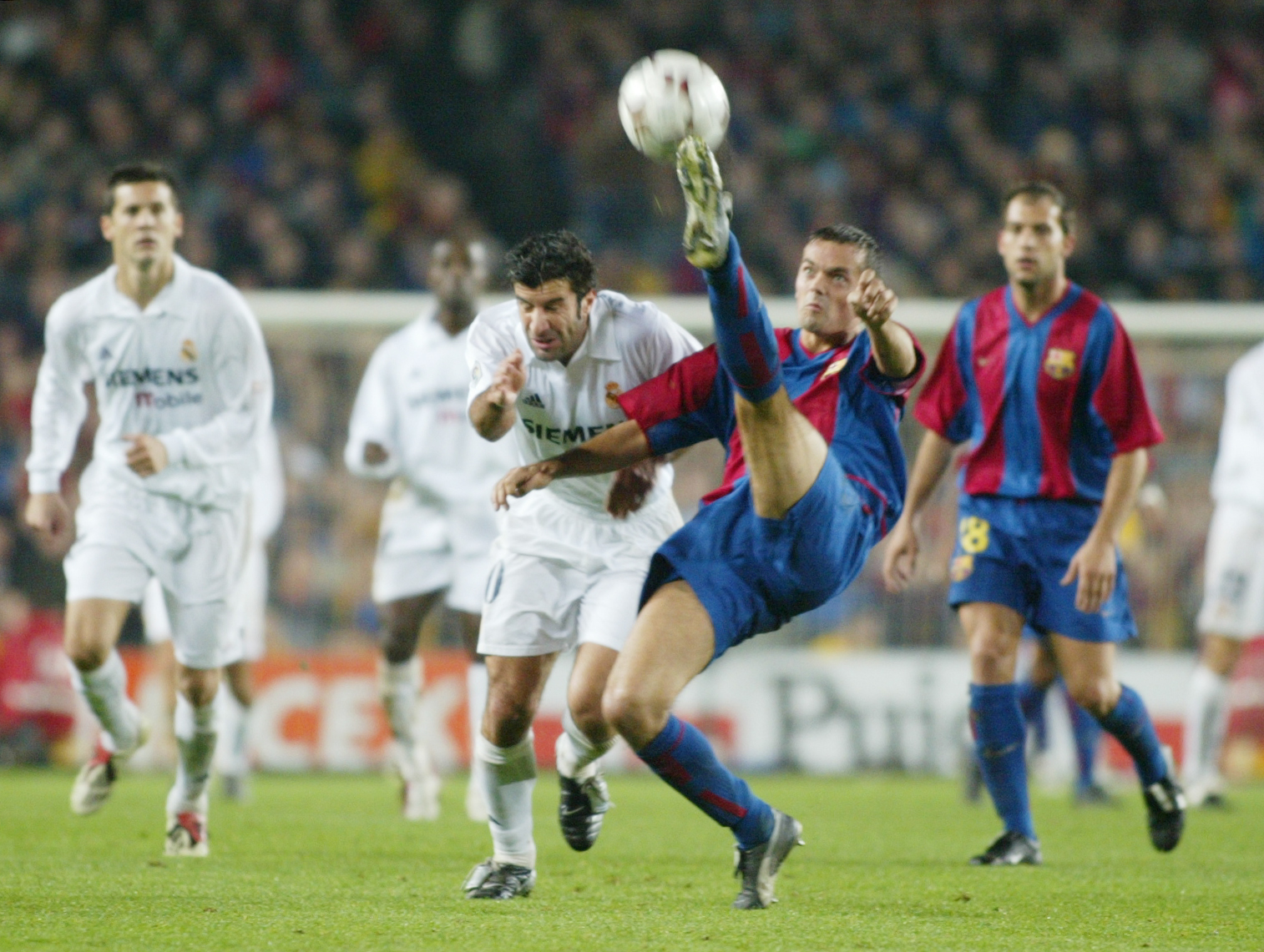 <div>14</div><div><h2>Tan solo ocho Clásicos del campeonato liguero han acabado con el marcador a 0</h2></p><p style='font-weight: 400;'>El último partido entre Barça y Madrid que terminó 0-0 se vivió el 23 de noviembre de 2002 en el Camp Nou, algo destacable ya que solo ha habido 8 encuentros en los que se no se ha marcado ningún gol. En la imagen, Figo y Cocu luchan por un balón durante ese partido.</p><p></div>